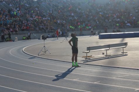 Elijah Facey prepares for the boys 4x100.